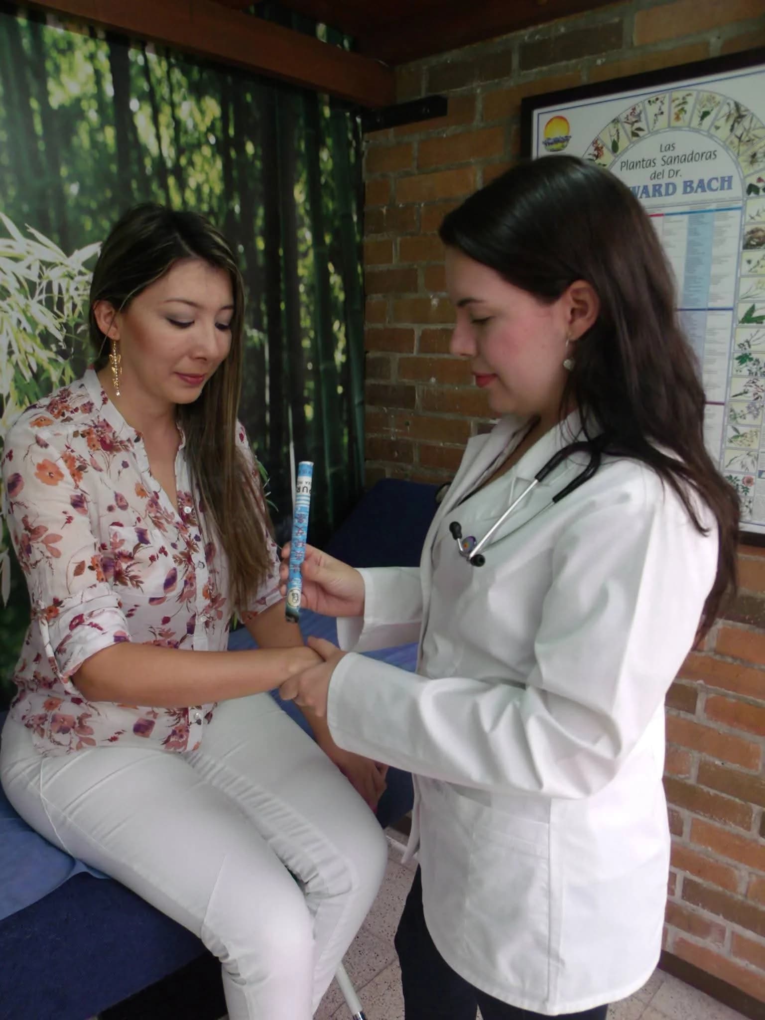 Dra. Elizabeth atendiendo a un paciente